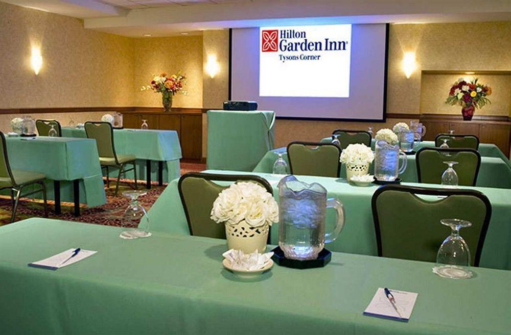 Hilton Garden Inn Тайсонс Экстерьер фото