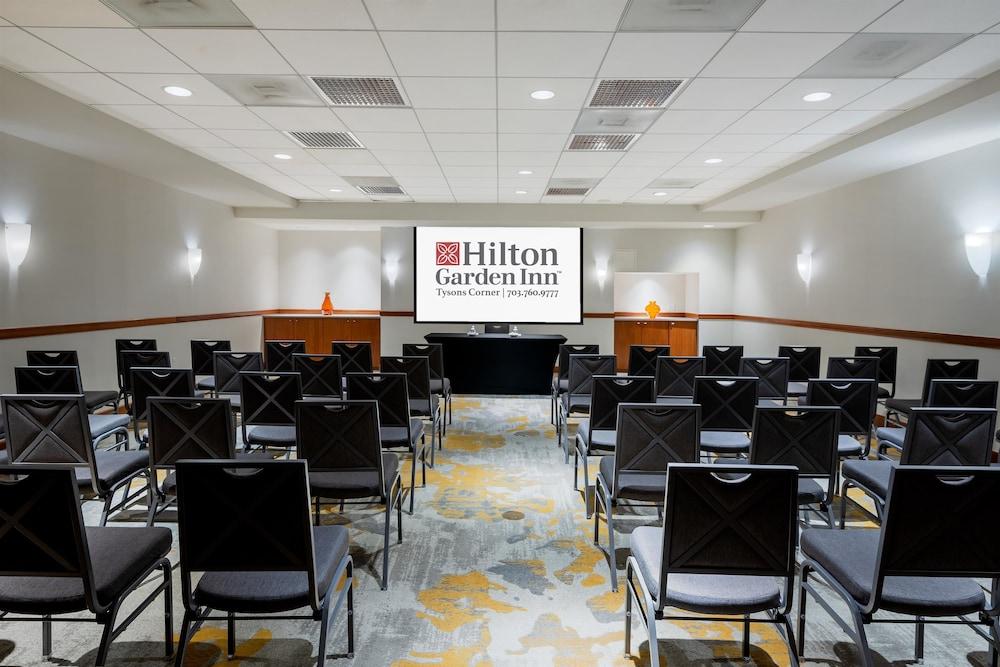 Hilton Garden Inn Тайсонс Экстерьер фото
