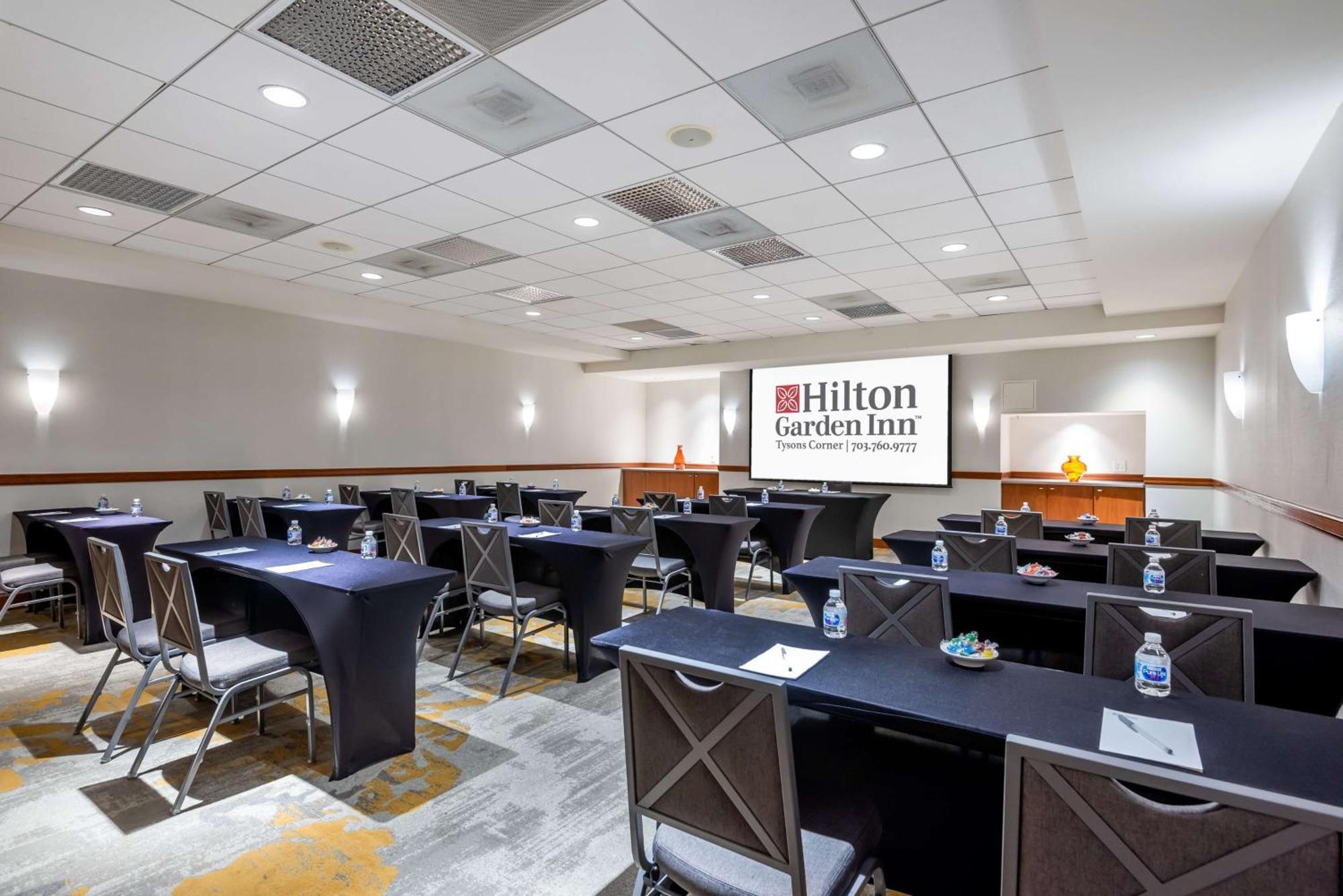Hilton Garden Inn Тайсонс Экстерьер фото